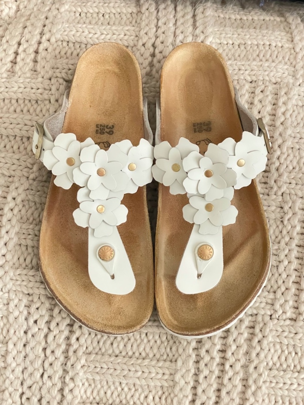 Birkenstock Gizeh Flowers White Sandals Size 39 Reg Width Boho Cottage - Picture 6 of 7
